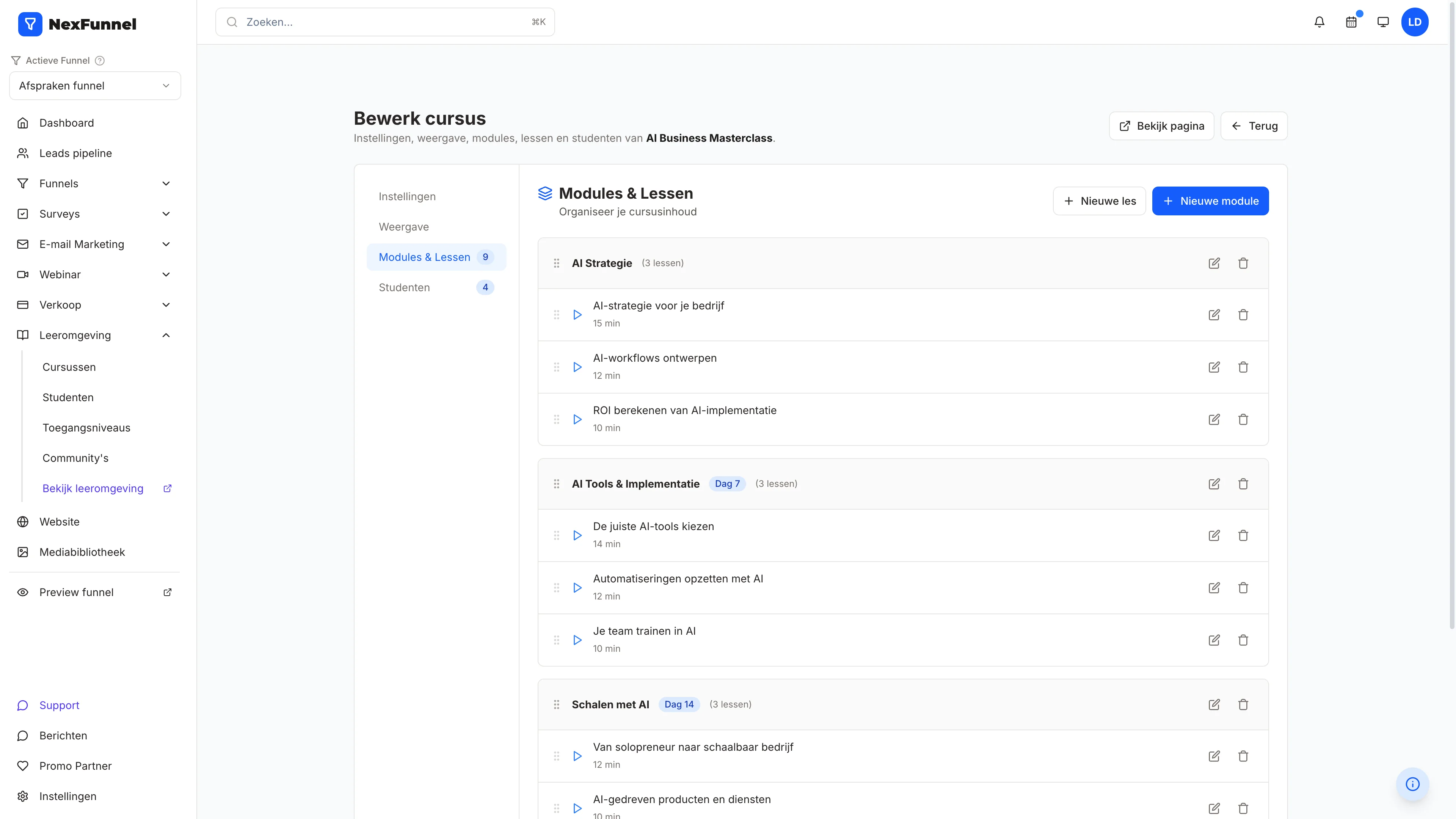 NexFunnel: de modules en lessen van een cursus, met per module de dag waarop hij vrijkomt en per les de duur